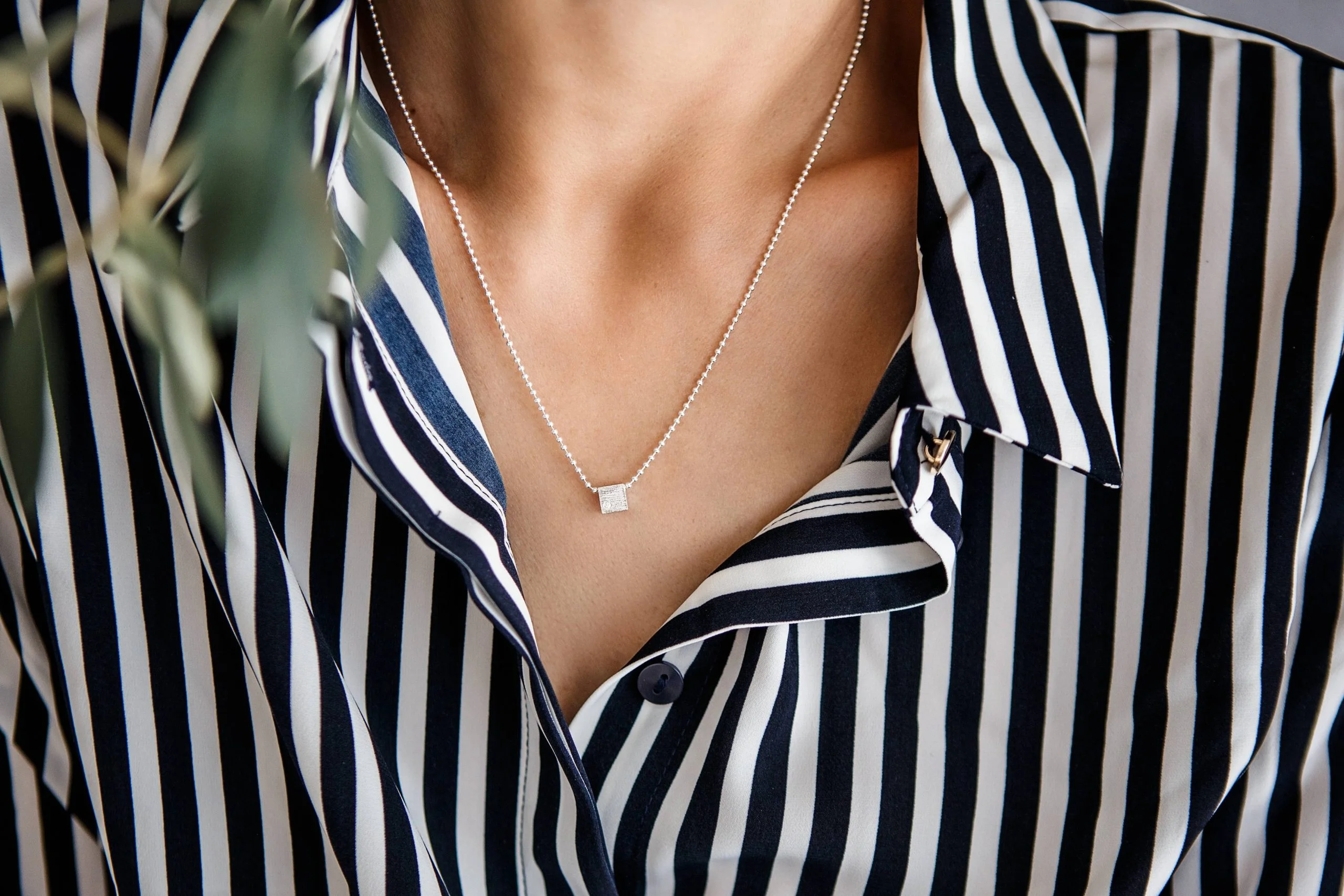 Rankų darbo sidabrinis kaklo papuošalas "Kvadratas 925" su laboratoriniu briliantu - Image 3